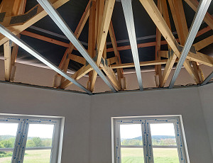 Zateplení stropu patrového domu pomocí foukané izolace